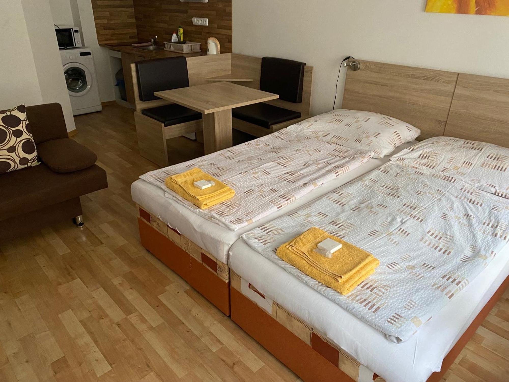 Apartmany - Penzion Smetanka Ceske Budejovice Ngoại thất bức ảnh